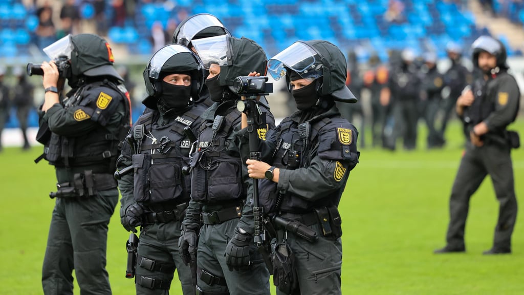 Laut Bericht der "ZIS" hat sich die Sicherheitslage im deutschen Profifußball verschlechtert.