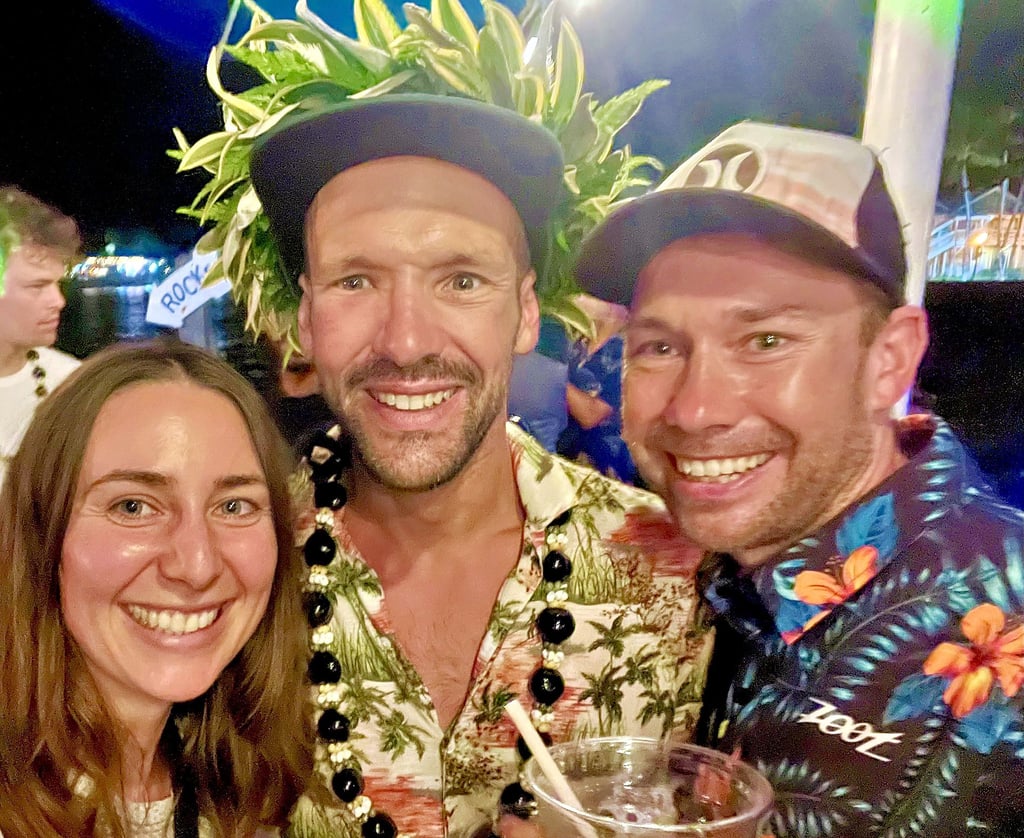Freundin Lisa und Patrick Gonschorek nehmen bei der Abschlussparty im „Hugos“ Ironman-Weltmeister Patrick Lange in ihre Mitte: ein Moment, den der Könneraner nie vergessen wird.