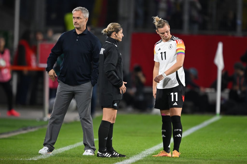 DFB-Kapitänin Alexandra Popp muss die Regenbogenbinde nach einer Anweisung der Schiedsrichterin abnehmen.
