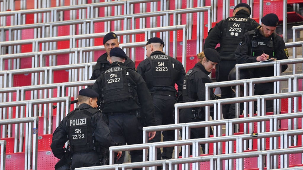 Die Polizei zieht Bilanz zur Saison 2023/24: Die Zahl der Straftaten in Fußball-Stadien hat stark zugenommen.