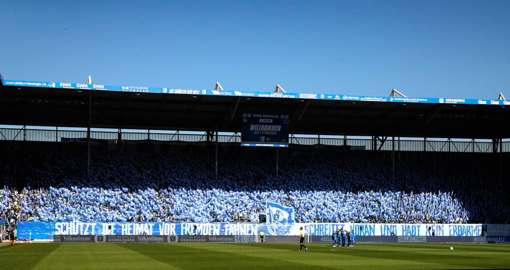 Dieses Banner im Stadion des 1. FC Magdeburg zum Heimspiel gegen Karlsruhe war Stein des Anstoßes. Der Text erinnert an einen Liedtext einer rechtsextremen Band.