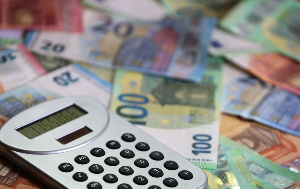 Finanzsenator Stefan Evers (CDU) rechnet damit, durch Kreditaufnahmen abseits des Haushalts den Spardruck in Berlin verringern zu können. (Foto-Illustration)