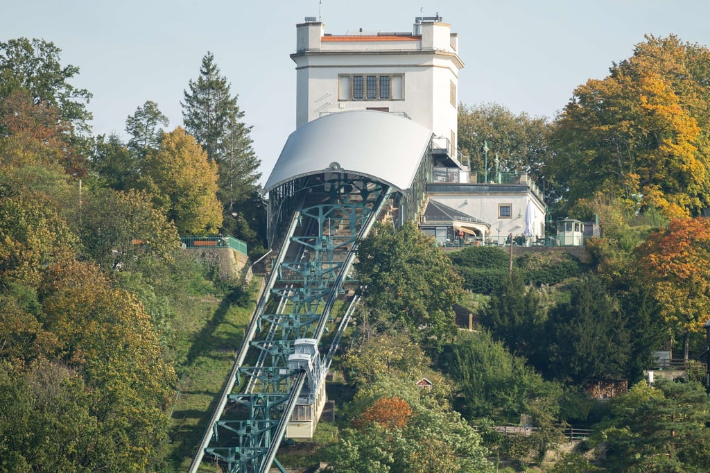 Noch bis zum 4. November fährt die Schwebebahn in Dresden nach Plan, bevor sie für die Herbstrevision außer Betrieb genommen wird (Archivbild).