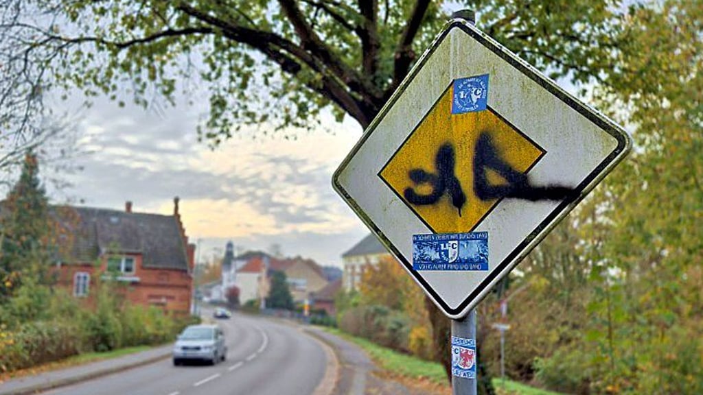 Ein beklebtes und beschmiertes Verkehrsschild in der Dahlener Straße in Stendal.