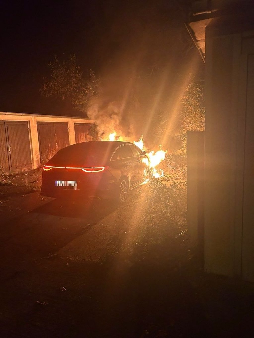 Ein Auto in Halberstadt stand am Sonntag in Flammen.