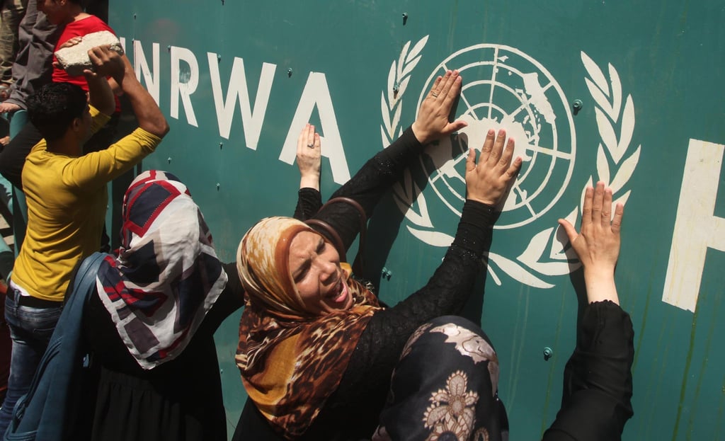 Palästinenserinnen vor UNRWA-Schild (Archivbild)
