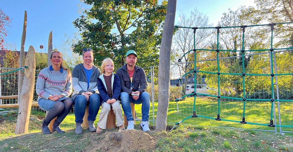 Dank Eva-Maria Fach (l.), Verena Kasseck und Markus Krupop gibt es neue Spielgeräte. Emma (2.v.r) freut sich schon darauf.
