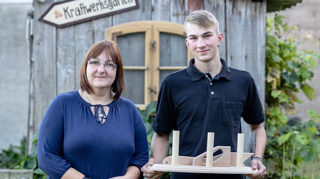 Bianca (l.) und Dominic Heuser wundern sich nach mehr als einem Jahr immer noch über Probleme mit dem Anrufbus Flex in Seyda. Dorthin fährt er zur Arbeitsstelle als Tischlerlehrling, wo er den gezeigten Werkzughalter fertigte.