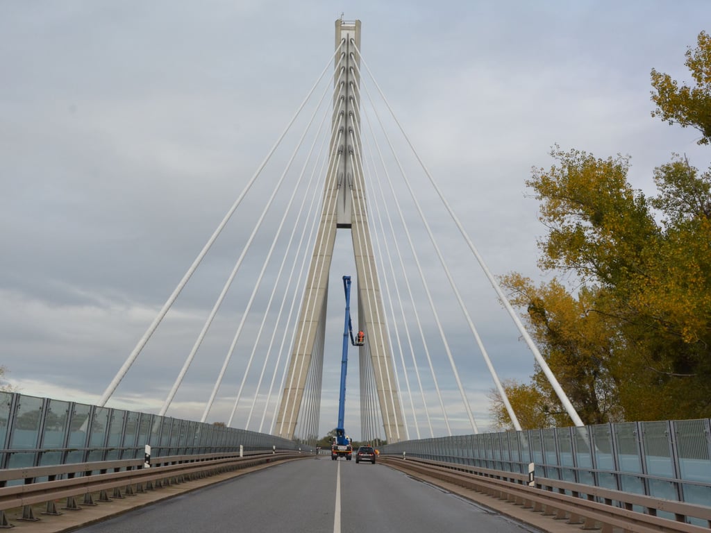 Die Schönebecker Elbauenbrücke wird derzeit der routinemäßigen Hauptprüfung unterzogen, die alle sechs Jahre fällig ist. Bis 1. November ist das Bauwerk für den Verkehr komplett gesperrt.