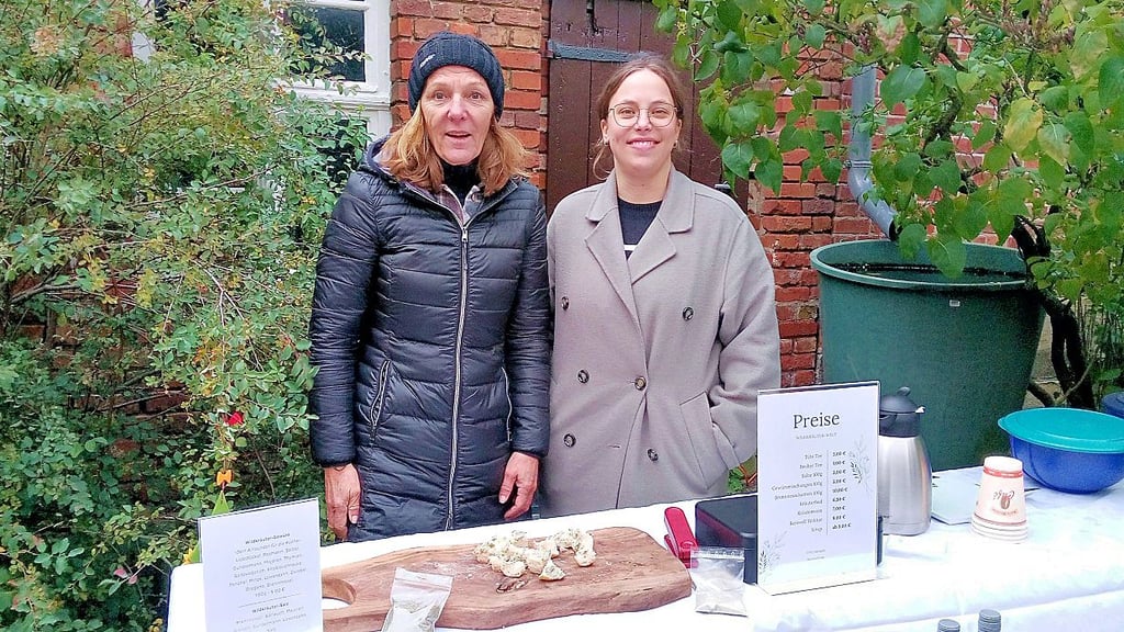 Simona Kruse (l). setzt auf Wildkräuter aus dem Drömling und präsentiert mit ihrer Nichte Lisann Malicke in Rätzlingen ihren „Drömlingstee“.