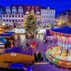 Naumburgs Marktplatz zur Weihnachtszeit mit der traditionellen Eisbahn