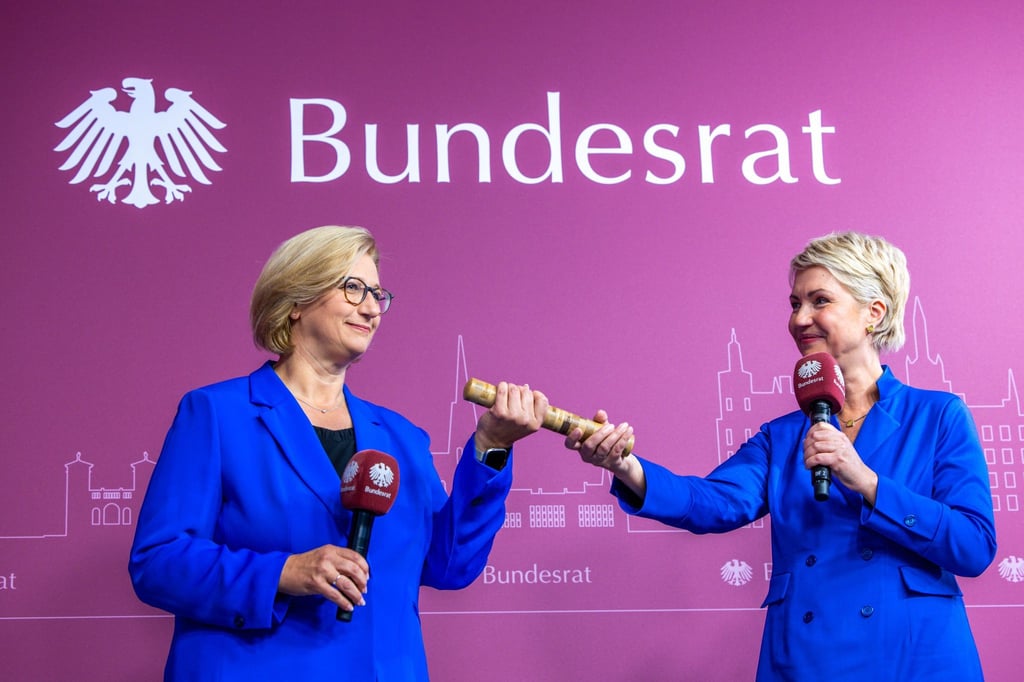 Staffelstabsübergabe: Anke Rehlinger (links) übernimmt von Manuela Schwesig die Bundesratspräsidentschaft.