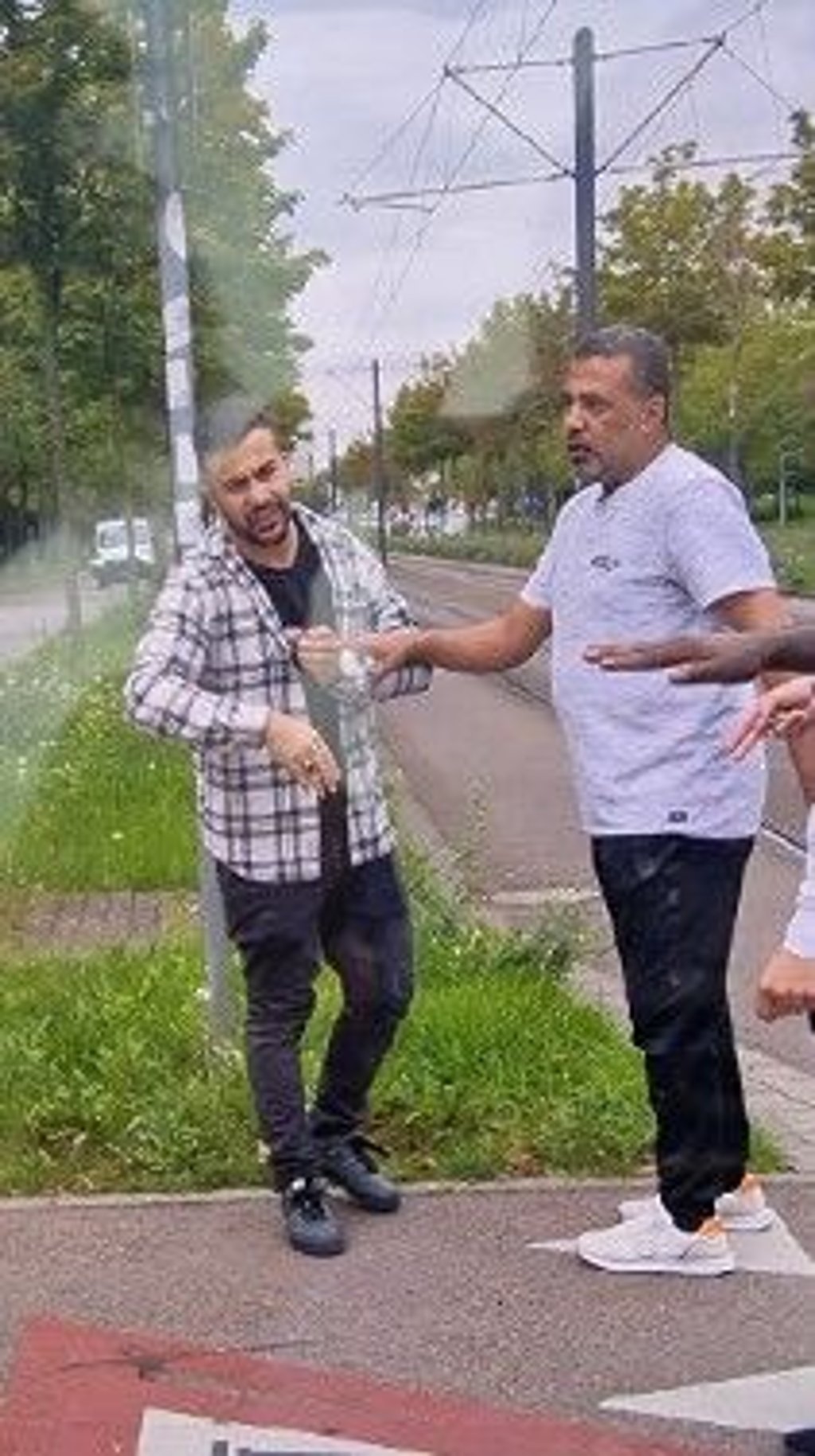 Dies sind die beiden Tatverdächtigen, die in Halle einen Mann angegriffen haben.