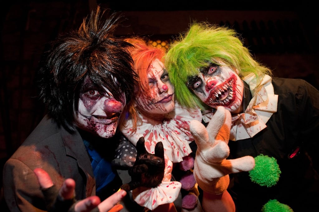 Verkleidet zur Halloween-Party? Ja - aber nur, wenn weder Sicht, Gehör noch Bewegungsfreiheit dadurch eingeschränkt werden. Und: Das Gesicht des Fahrers oder der Fahrerin darf nicht verdeckt sein.