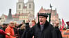 Der langjährige Luther-Darsteller Bernhard Naumann unterhält die Besucher des Reformationsfestes auf dem Marktplatz vor der Stadtkirche in Wittenberg.