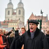 Der langjährige Luther-Darsteller Bernhard Naumann unterhält die Besucher des Reformationsfestes auf dem Marktplatz vor der Stadtkirche in Wittenberg