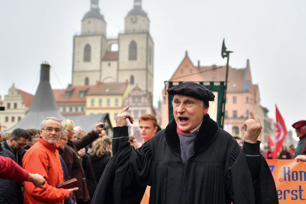 Der langjährige Luther-Darsteller Bernhard Naumann unterhält die Besucher des Reformationsfestes auf dem Marktplatz vor der Stadtkirche in Wittenberg