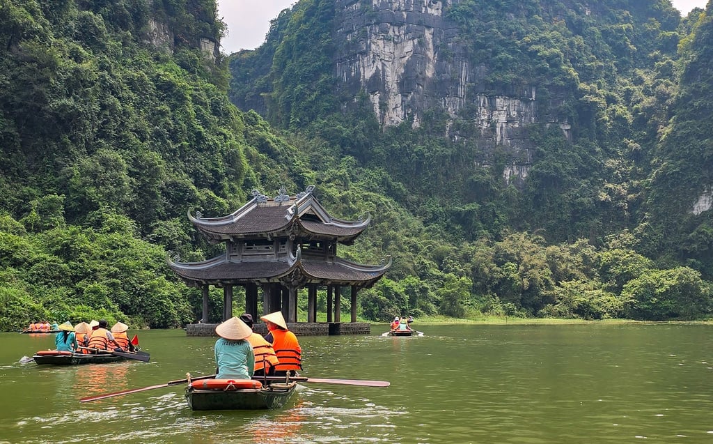 Blickfang während des Bootstrips: Eine im Wasser erbaute Pagode.