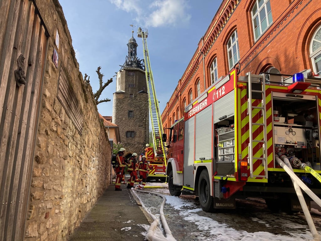 Im April brannte der historische Neutorturm in Arnstadt. Nun stehen in diesem Zusammenhang zwei Männer vor Gericht.