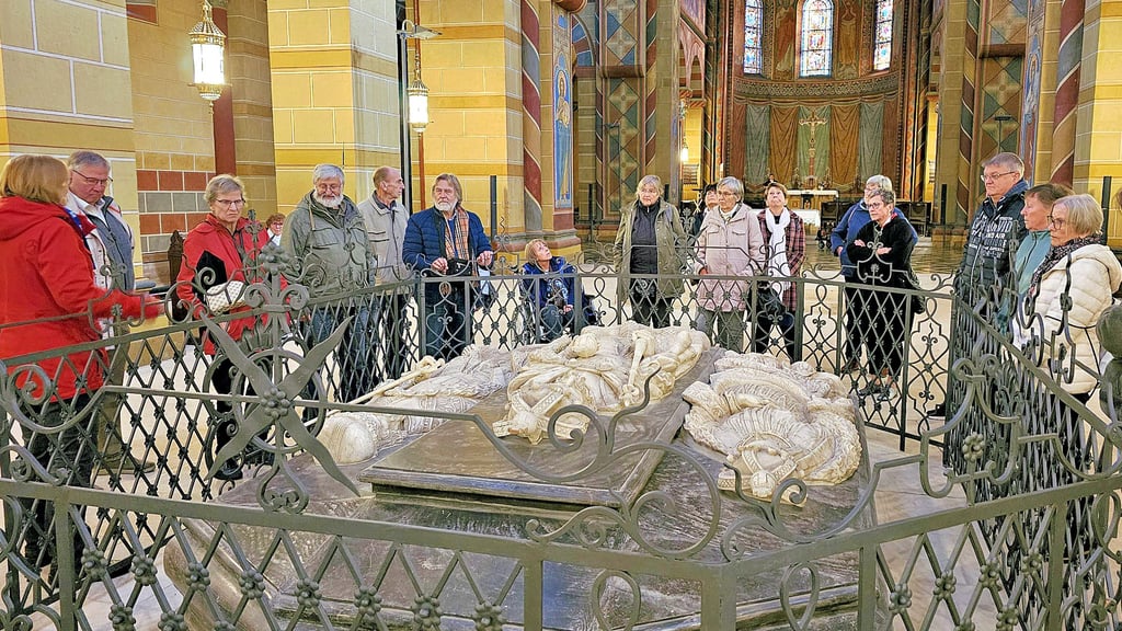 Im Dom von Königslutter besichtigen die Vereinsmitglieder das Grab von Kaiser Lothar III., dessen Frau Richenza und Schwiegersohn Heinrich der Stolze, Herzog von Bayern.