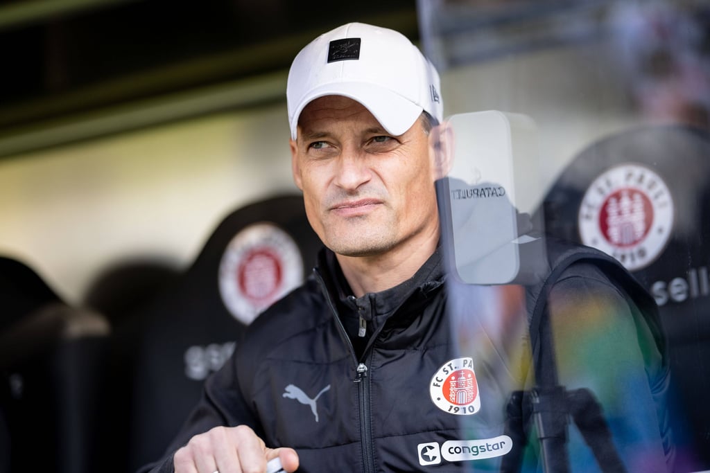 Alexander Blessin reagierte auf die Kritik am Flug des FC St. Pauli.