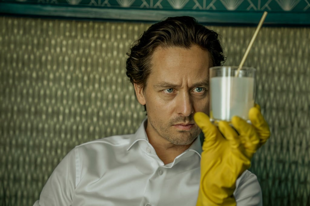 In der Netflix-Serie „Achtsam Morden“ entdeckt Tom Schilling als Mafia-Anwalt das Morden für sich.