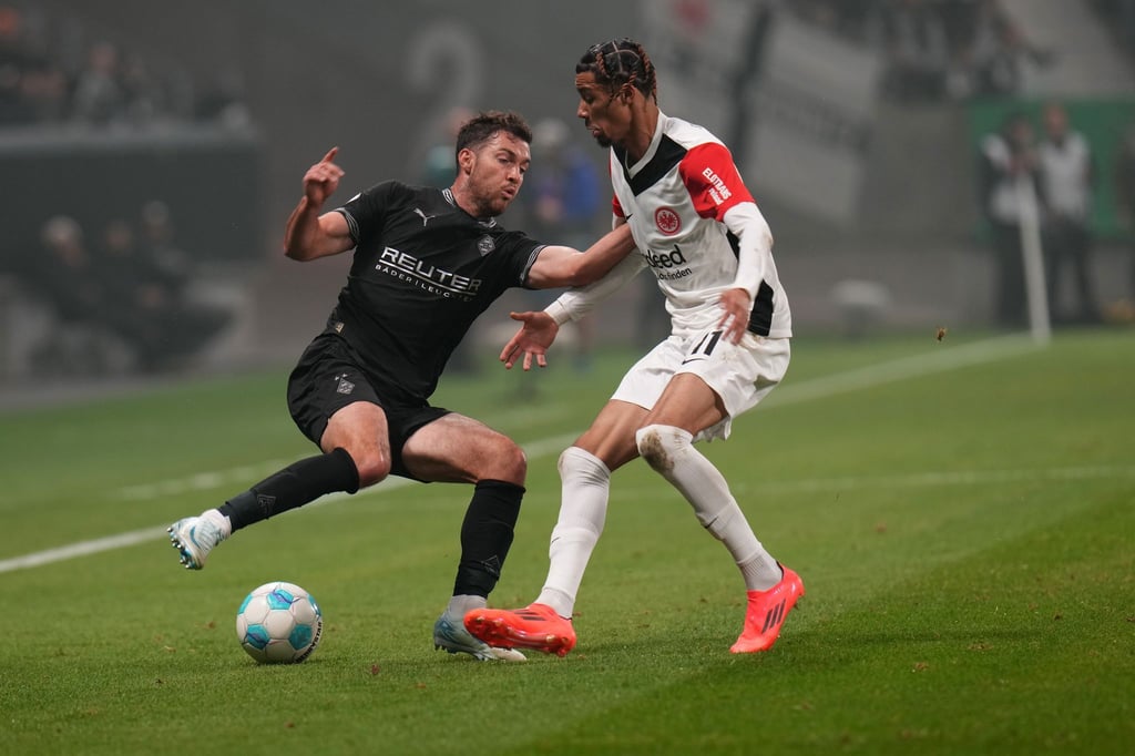 Eintracht Frankfurt um Hugo Ekitiké (r) musste im Pokalspiel gegen Borussia Mönchengladbach wegen eines frühen Platzverweises lange in Unterzahl spielen.