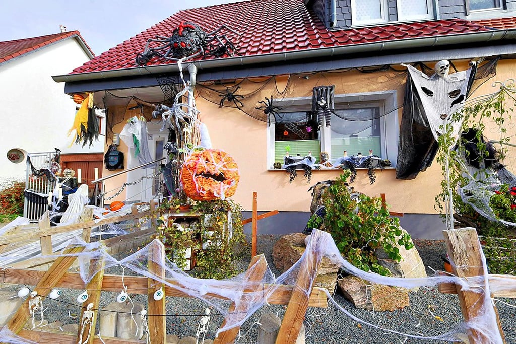 Halloweendeko in der Trautmannstraße in Köthen