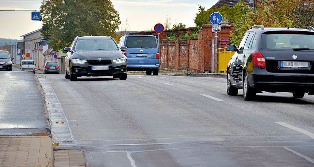 Die Schlachthofstraße in Staßfurt ist auch viel befahren. Für eine Aufnahme in den Lärmaktionsplan erfüllt sie nicht die Frequenz von 8.200 Fahrzeugen am Tag. Was nicht heißt, dass Frostschäden oder Querrinnen wie beispielsweise auch an diesen Brückenköpfen Schläge verursachen und auch hier Sanierungsbedarf besteht.