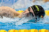 Lukas Märtens im Schwimmbecken: Sein Olympiasieg in Paris beflügelt die Pläne einer neuen Schwimmhalle für den Leistungssport in Magdeburg.