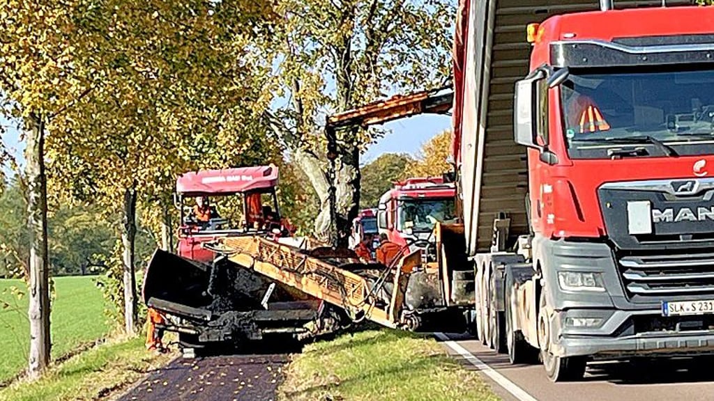 Mit schwerer Technik wurde die Asphaltdecke auf dem Radweg aufgebracht.