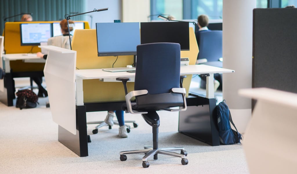 Hybrides Arbeiten verändert Büros: Desksharing ermöglicht flexible Platznutzung, doch Anspruch auf einen festen Arbeitsplatz besteht rechtlich nicht.