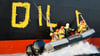 Aktivisten der Umweltorganisation Greenpeace malen den Schriftzug „Oil fuels war“ auf den Rumpf eines Schiffes, das russisches Öl auf der Ostsee transportiert. (Archivbild)