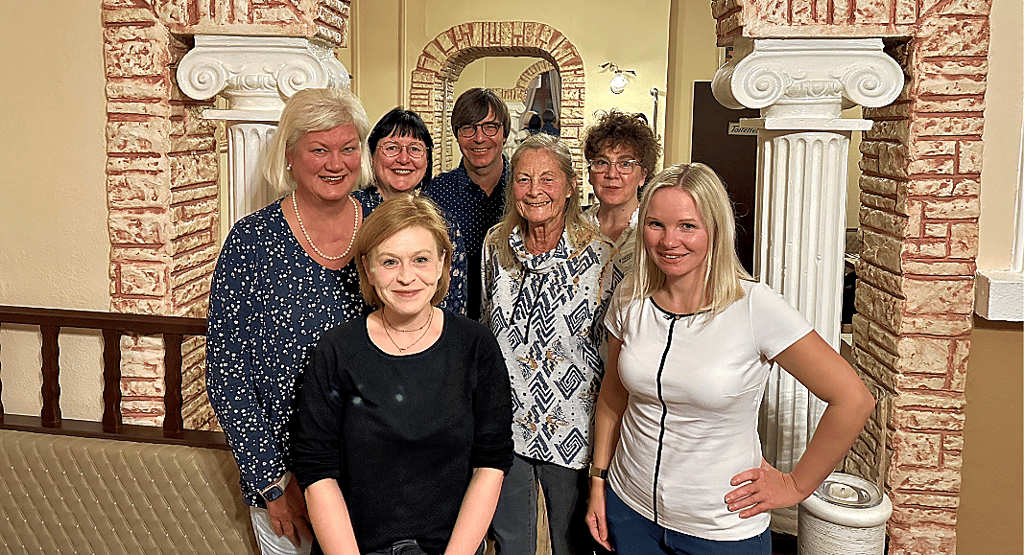 Marie-Maxence Gueynot (vorn links) und Sabrina Hoffmann (vorn rechts) sowie Dagmar Wiener (2. Reihe v.li.), Kerstin Schmidt, Michael Zahm, Sigrid Simon und Sabine Rodegast gehören zum neu gewählten Vorstand des Theatervereins (es fehlt: Stefan Förster).
