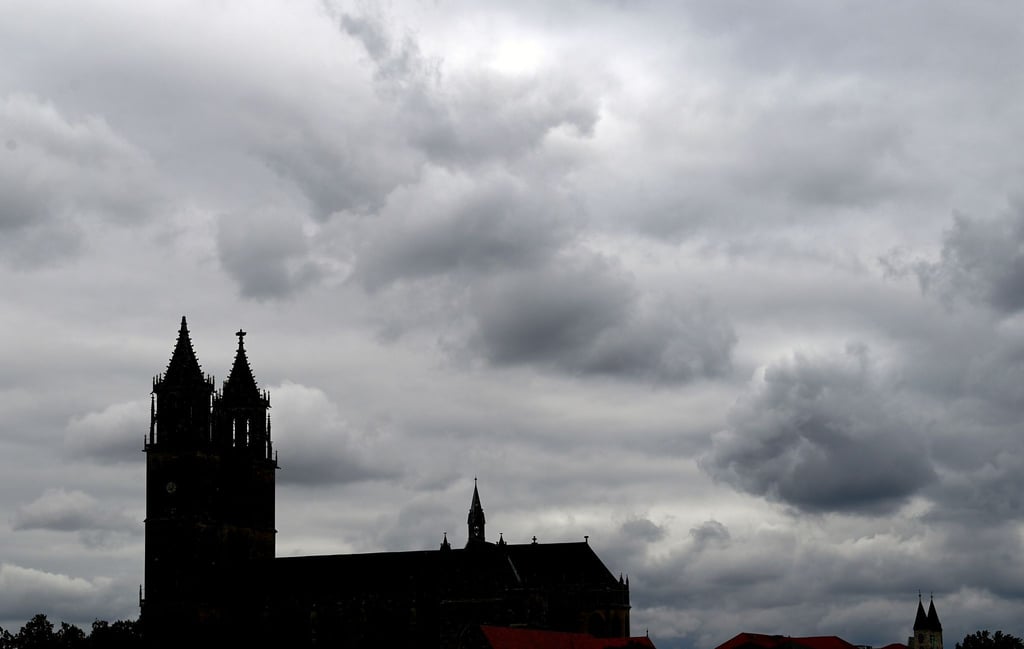 Der Himmel ist meist stark bewölkt. (Symbolbild)