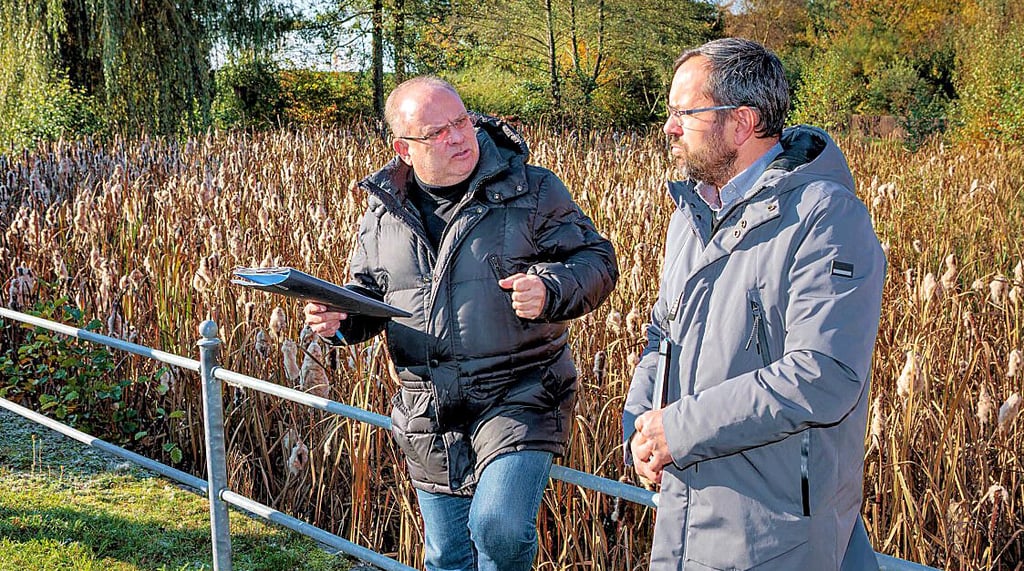 Was wird aus dem Gassenteich Loitzschütz? Im Bild: Arnd Czapek (l.) und Bastian Borck.