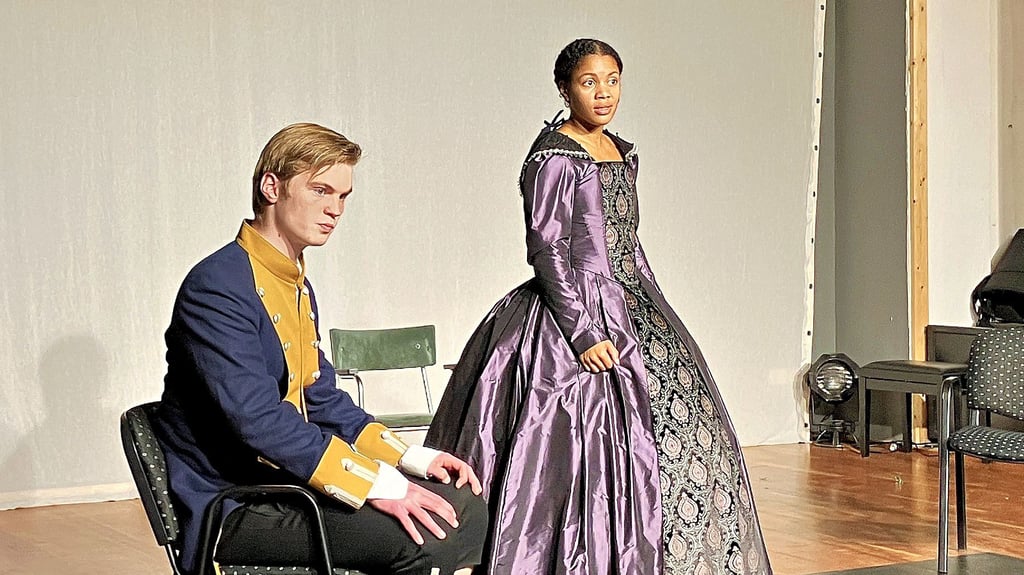 Juri Starke (links) und Gloria Odosi präsentieren am Mittwoch im neuen theater eine Szene aus „Kabale und Liebe“ von Friedrich Schiller.