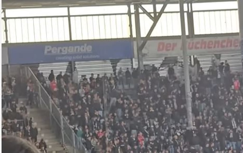Fans von Hannover 96 beschmieren die Wand des Auswärtsblocks in Magdeburg.