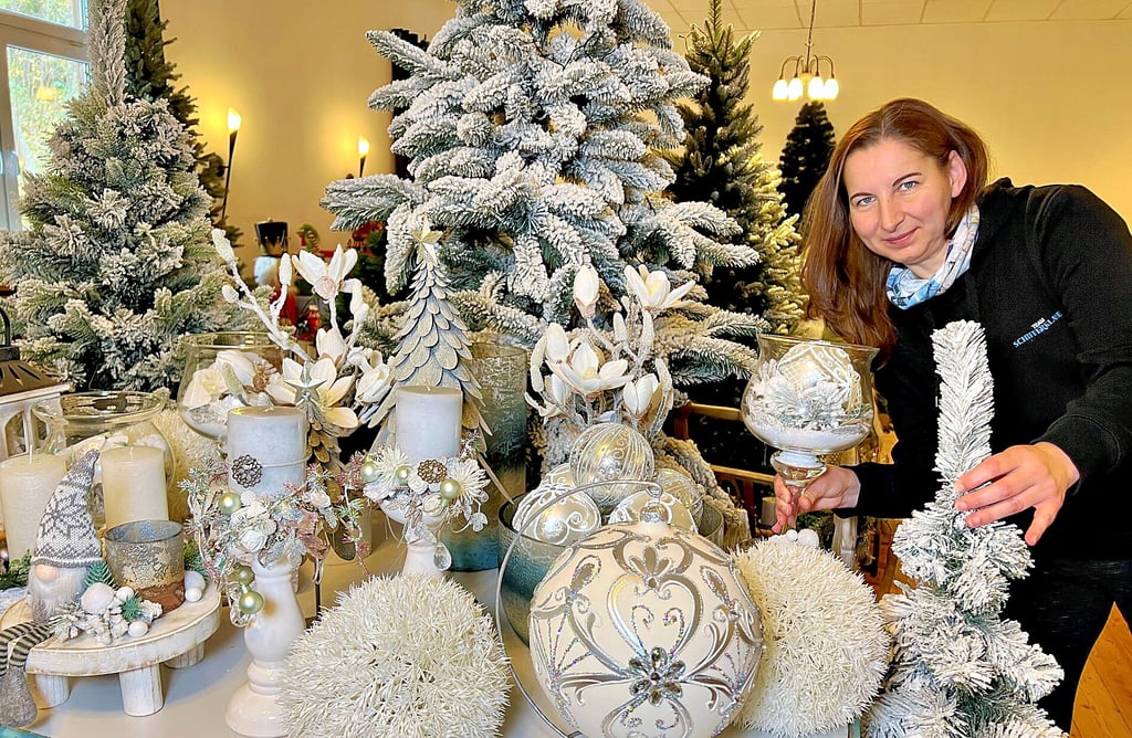 Helena Wójtowicz zeigt die neue Weihnachtsausstellung auf dem Campingplatz an der „Schifferklause“.