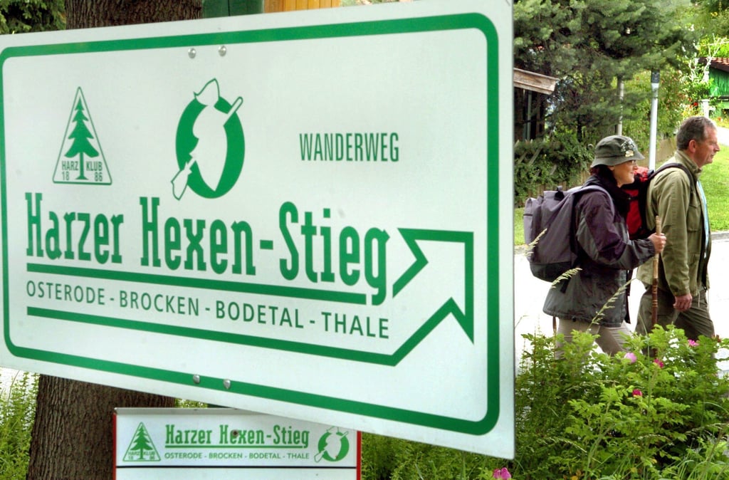 Auf den Wegweisern für Wanderer findet sich die Hexe, das Symbol den Hexen-Stieg.