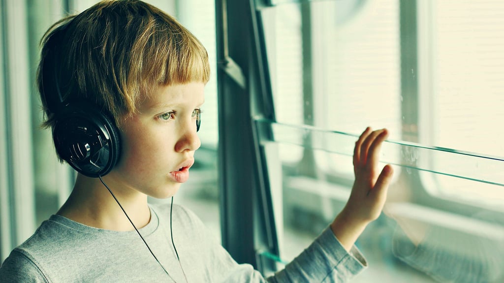 Kinder mit der Diagnose Asperger-Autismus empfinden ihre Umwelt oft als laut und anstrengend. Betroffene haben Schwierigkeiten in der sozialen Interaktion und Kommunikation.