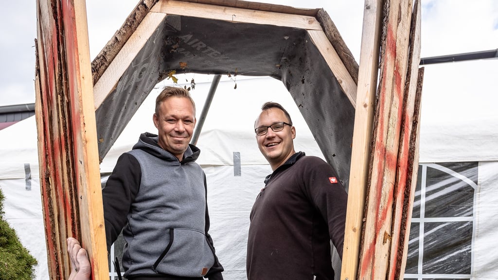Ronny (l.) und Paul Schenk öffnen zu Halloween wieder die Türen für ihren Gruselparcours gegenüber dem Prettiner Sportplatz.