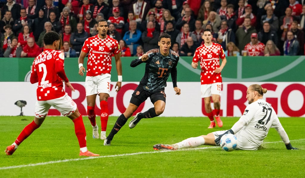 Der FC Bayern München hat mit einem klaren Sieg bei Mainz 05 das Pokal-Achtelfinale erreicht.