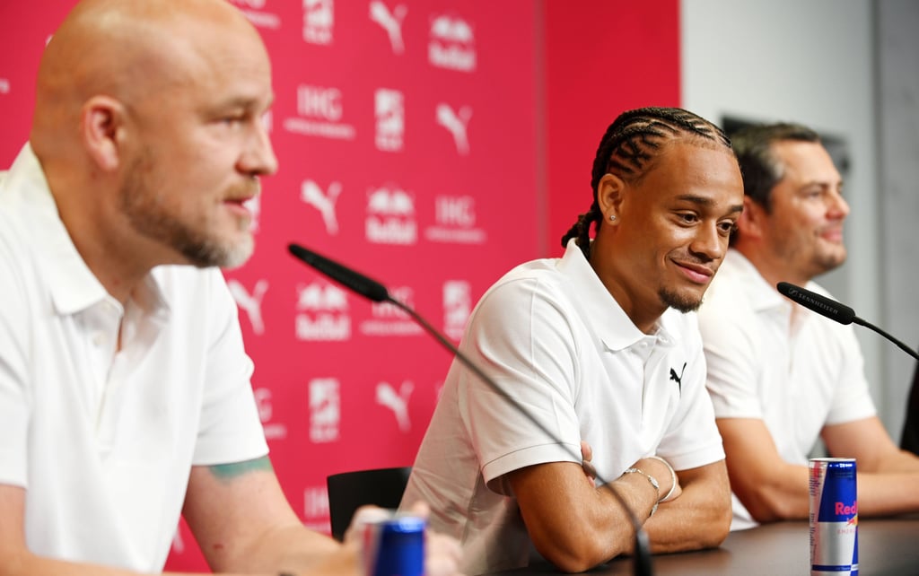 Xavi Simons mit Rouven Schröder und Marcel Schäfer.