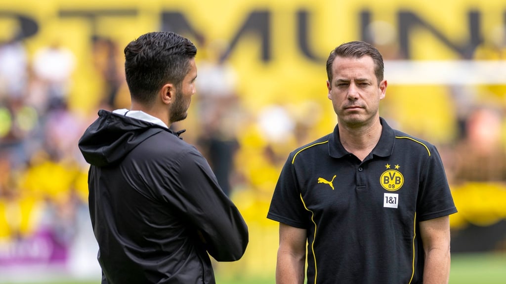BVB-Boss Lars Ricken diskutiert nicht über Trainer Nuri Sahin (links)