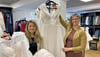 Letzte Vorbereitungen für die erste Harzer Hochzeitsmesse: Hochzeitsplanerin Franziska Lippoldt (links) und Jessica Munzke, die eine Hochzeitsboutique in Wernigerode eröffnet hat, gehören zum Organisationsteam.