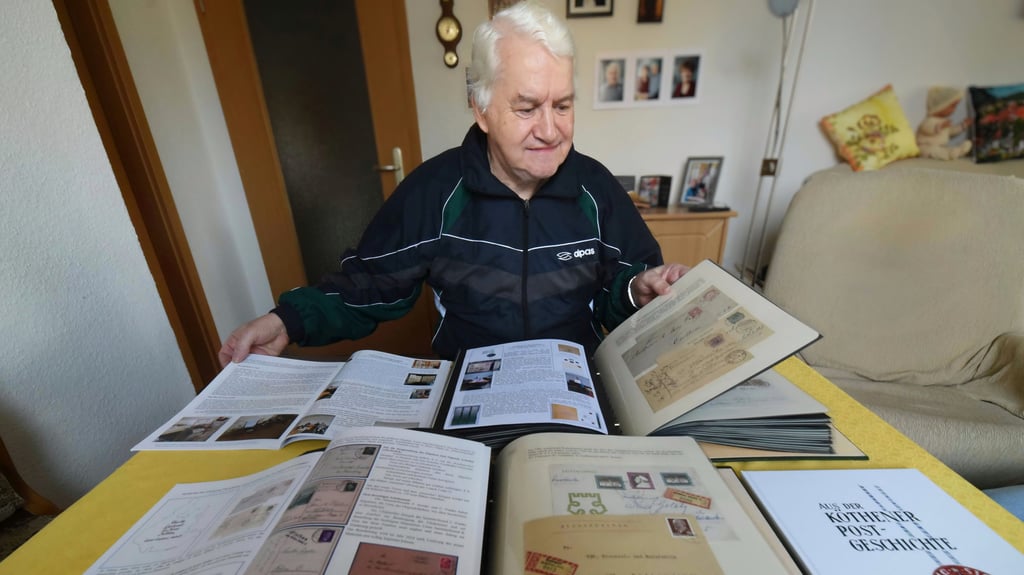 Briefmarkensammler Wolfgang Faber hat schon viele Briefmarken für verschiedene Ausstellungen sortiert.
