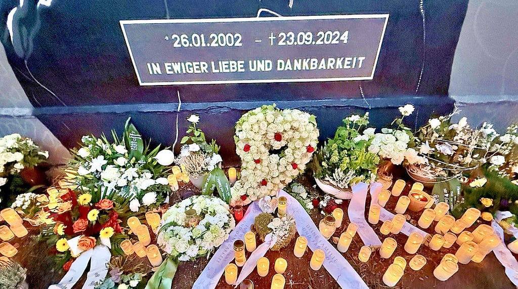 Bekannte von Joel haben Kerzen und Blumen vorbeigebracht.