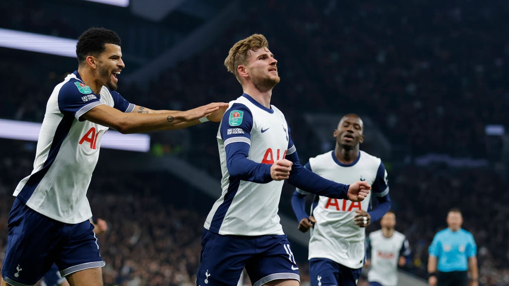 Dominic Solanke (l.) freut sich mit Timo Werner über dessen erstes Saisontor für Tottenham Hotspur.