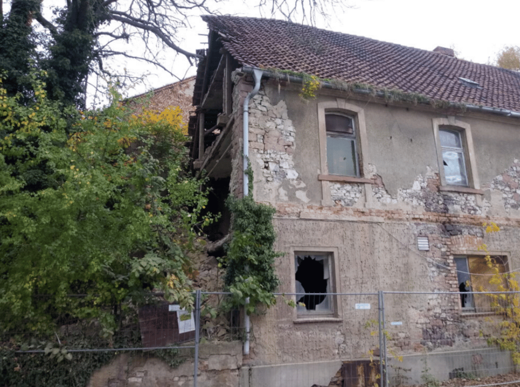 Die Giebelwand des ehemaligen „Deutschen Hauses“ in Schackensleben ist eingestürzt. Bäume und Büsche bremsten die Trümmer aus.